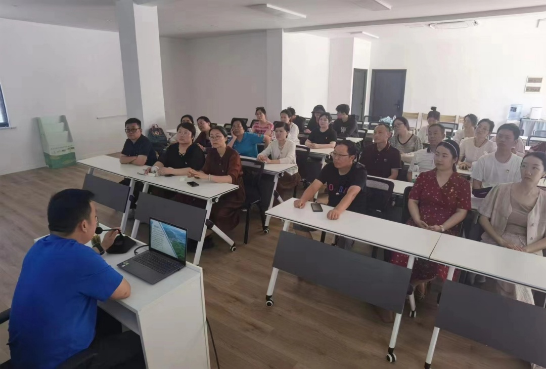 会议室里的人们
描述已自动生成