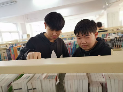 同学们认真选书.jpg 同学们认真选书.jpg