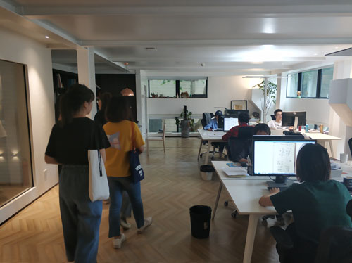 4参观马蹄莲.jpg 4参观马蹄莲.jpg