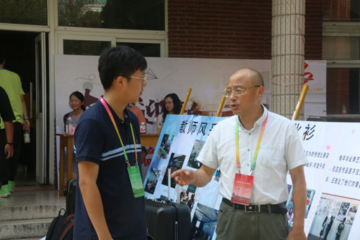 领导讨论迎新事项.jpg 领导讨论迎新事项.jpg