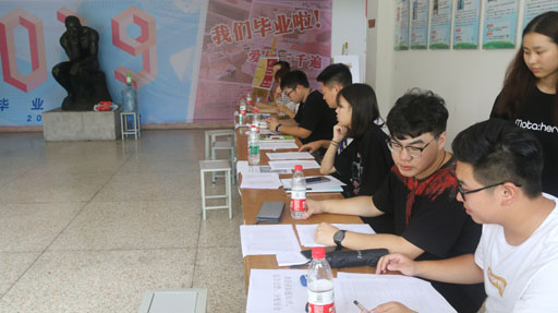 等待新生的班助.jpg 等待新生的班助.jpg