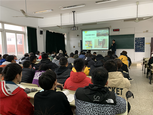 学生认真上课_副本.png 学生认真上课_副本.png