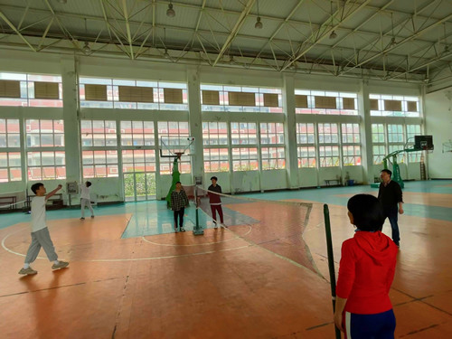 张韬老师与学生切磋球技_副本.jpg