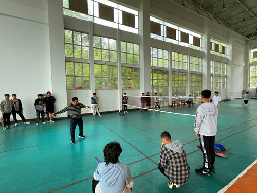 徐宏庆老师与学生切磋球技_副本.jpg