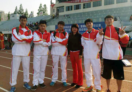 接力队员与教练杨俊娃合影.jpg