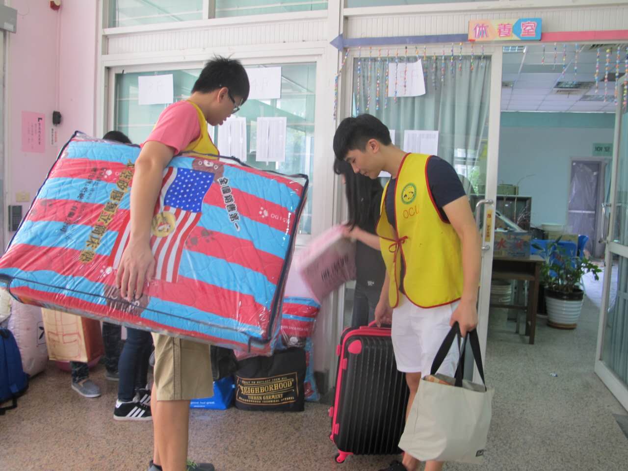 色情视频
赴台学习学生在台湾高校迎新日作为志愿者为新生服务.jpg