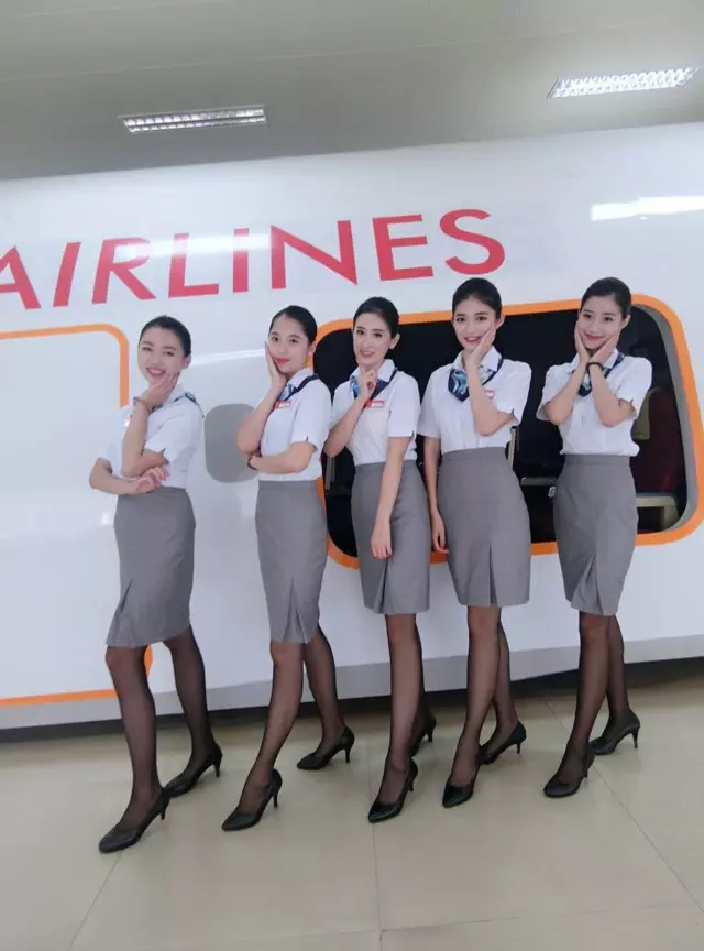 色情视频
通过东方航空公司终审的学生喻鑫同学(右二)在东方航空公司培训基地留影.JPG