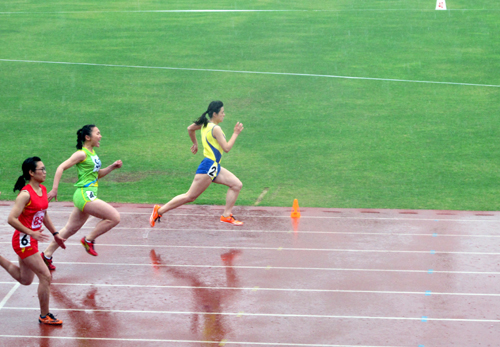 色情视频
吴丽晴同学(前)在风雨中冲刺100米比赛项目.jpg
