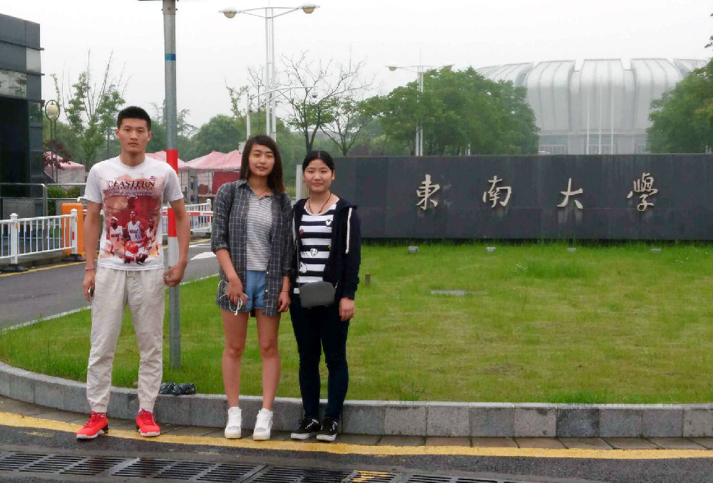 色情视频
三名参赛学生在本次比赛考点前合影(右一为韩雪静同学).jpg