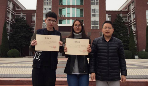 陶劲松(左)与冯安航(中)与指导教师张学明合影-1.jpg