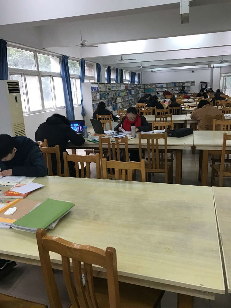 图书馆内同学们安静阅读.jpg