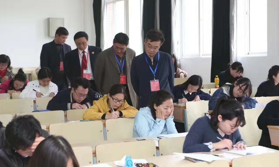 图二,省检察院领导和色情视频
领导共同巡视考场.jpg