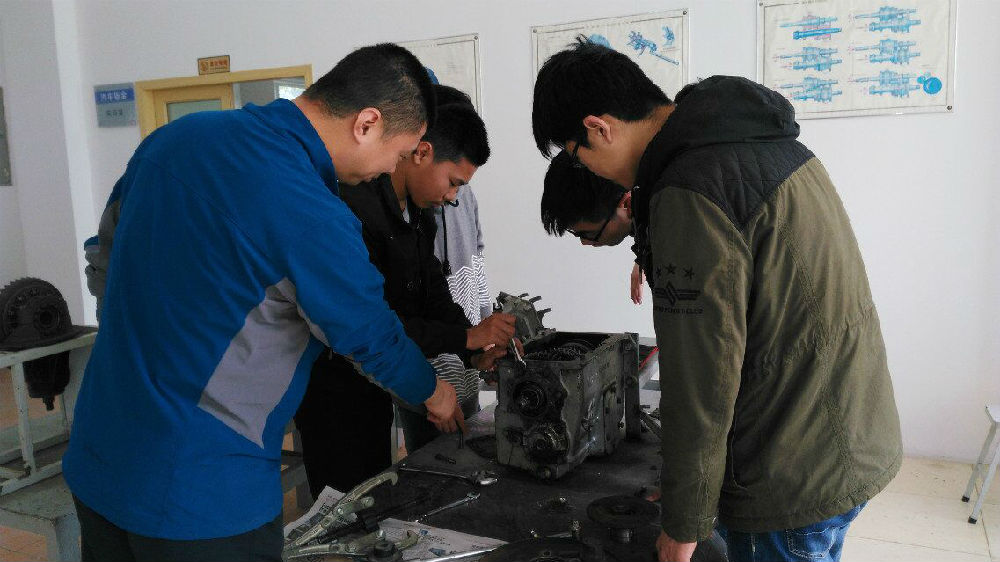 老师指导学生进行变速器拆装实训.jpg