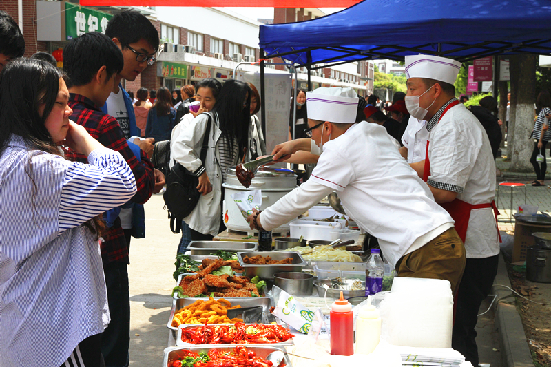 图三,美食节成了学院吃货的节日.jpg