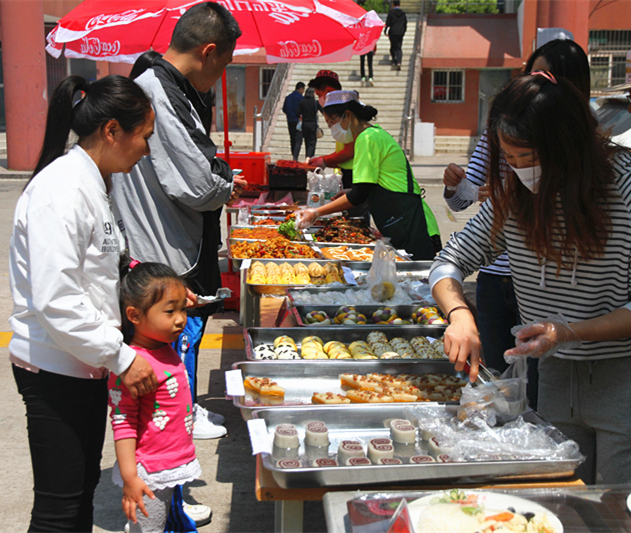 图四,校园美食节吸引了很多居民来尝鲜.jpg