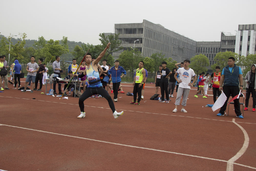 图二 彭志豪同学在男子标枪比赛中.jpg