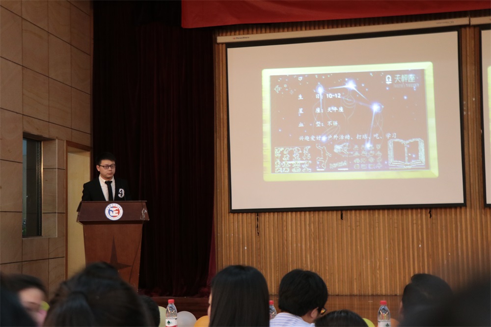 图一 选手们进行ppt演讲.JPG