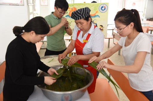 图一 食堂师傅手把手教大家包粽子.JPG