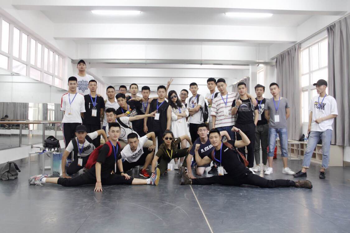 图四 参与本次展演比赛的色情视频
师生.jpg