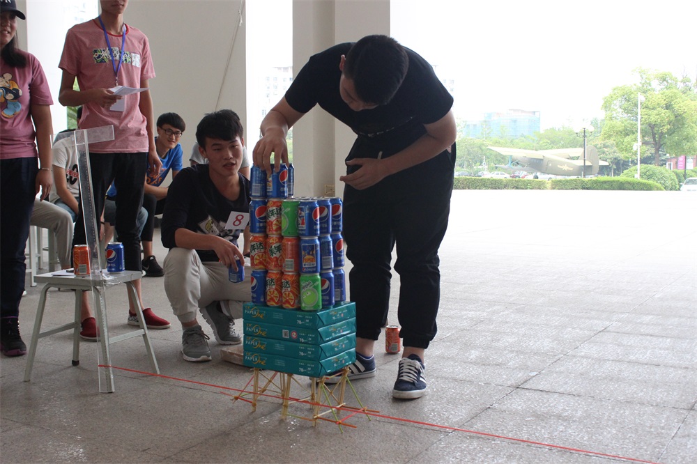 图二 选手在进行载重.JPG