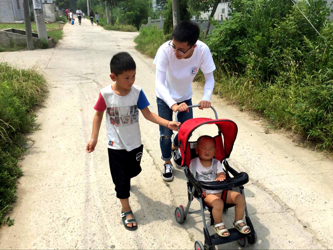 图四 接送留守儿童上下学.jpg