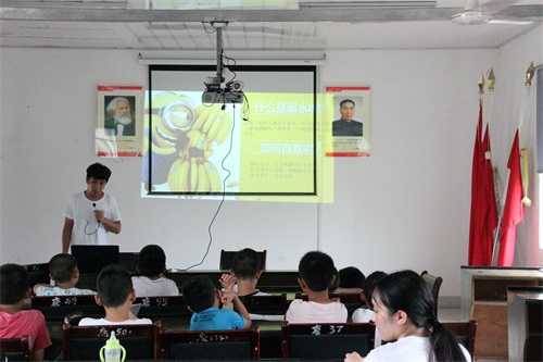 图三 给留守儿童普及安全知识.jpg