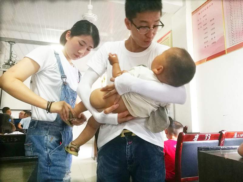 图五 支教团的“爸爸妈妈”.jpg