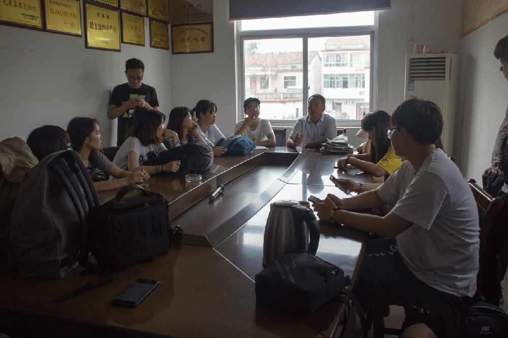 图一 向村干部了解留守儿童家庭情况.jpg