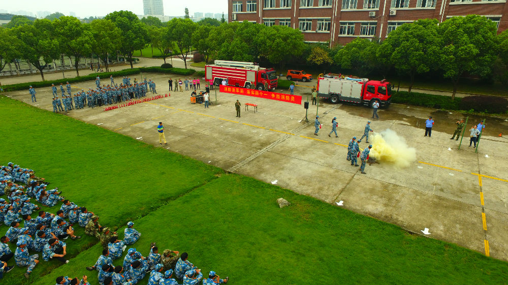 图一 2017级新生“消防进军训”演练现场.JPG