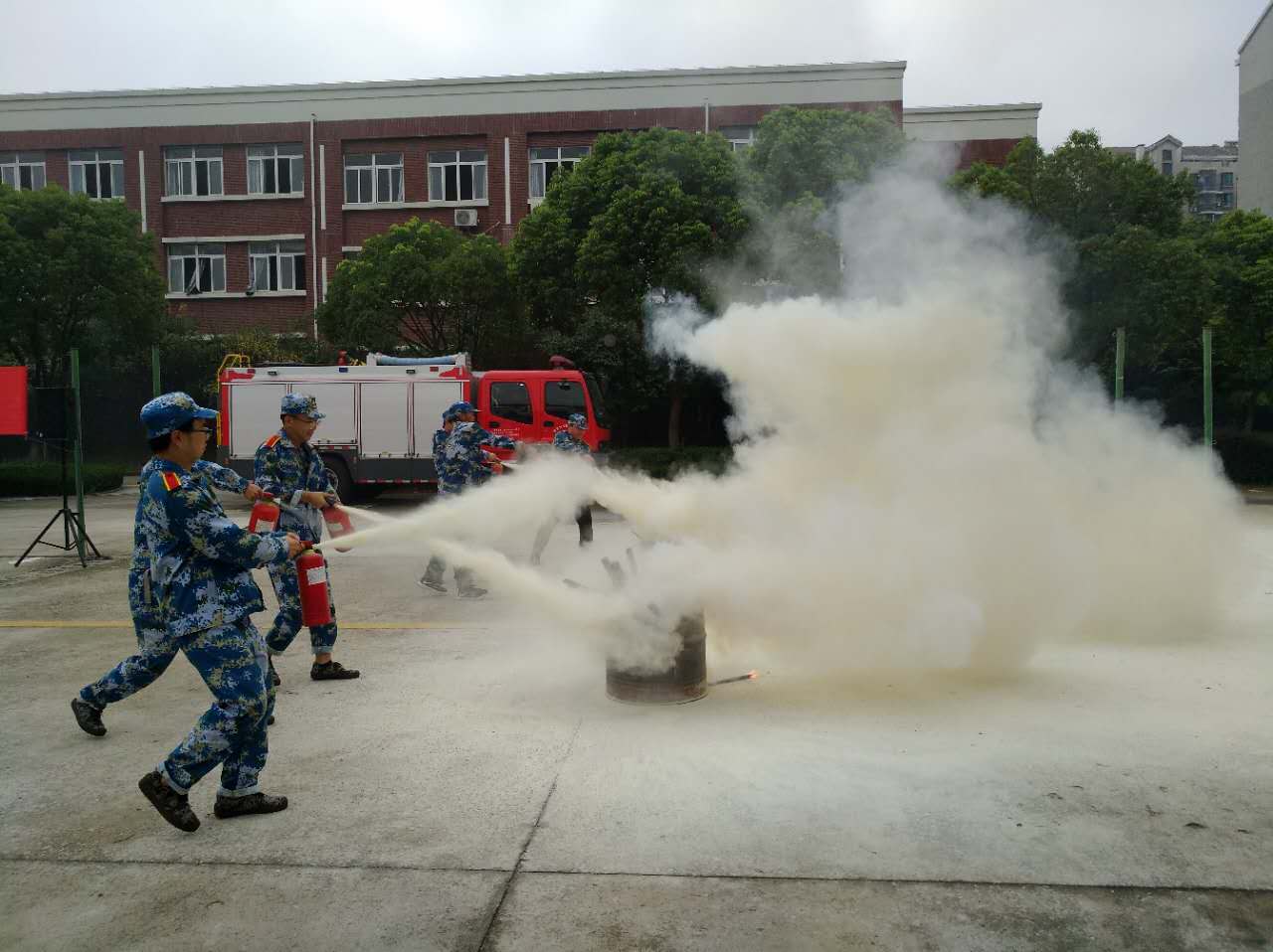 图三 学生灭火器演练.JPG