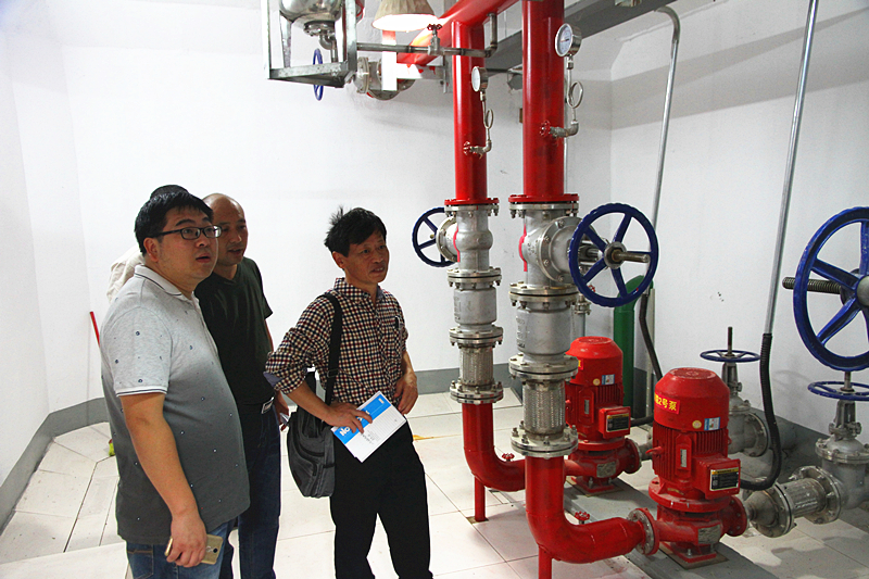 图五 检查学院水泵房运行情况.jpg
