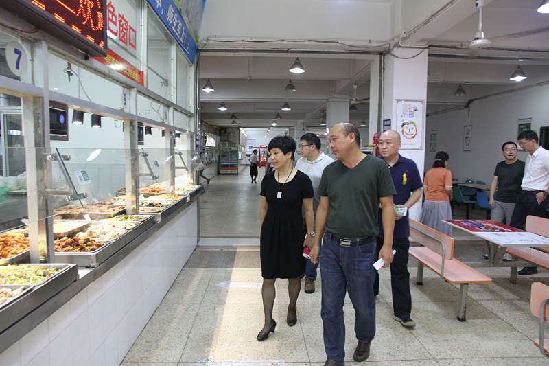 图四 检查食堂安全工作.jpg