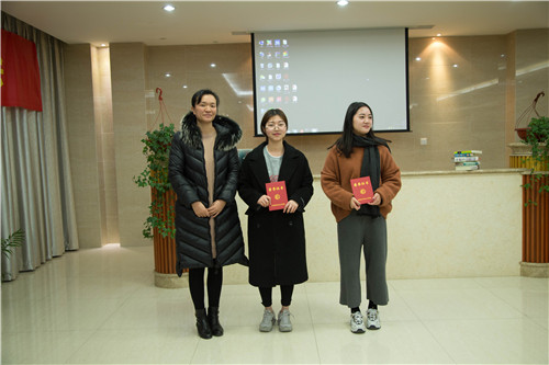 图书馆馆长任丽君(左一)为荣获三等奖的同学代表颁奖1.jpg