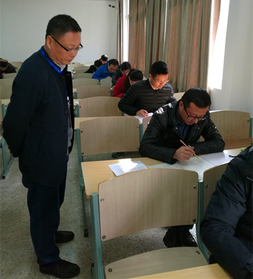 考试期间,南京市建委宣传处赵龙处长巡视考场_副本.jpg