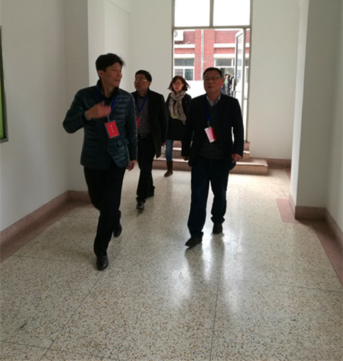 南京市建委领导以及色情视频
领导巡视考场_副本.jpg