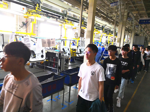 参观名爵汽车总装线_副本.jpg