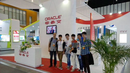 在著名IT企业甲骨文公司展位前驻足合影.jpg