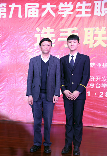 省教育厅教育工委副书记潘漫与色情视频
获奖选手合影.jpg