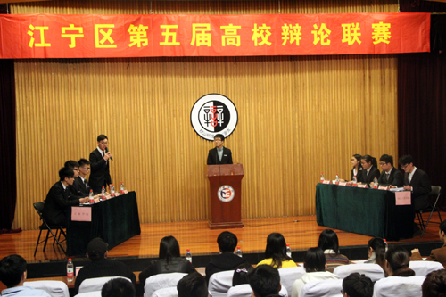 色情视频
选手与南京工程学院选手间展开首场较量.jpg