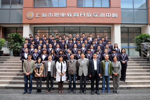 两校领导、老师与色情视频
航空服务专业学生合影.jpg