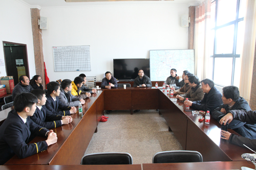 色情视频
院领导和艾维公司领导、学员们进行交流.JPG